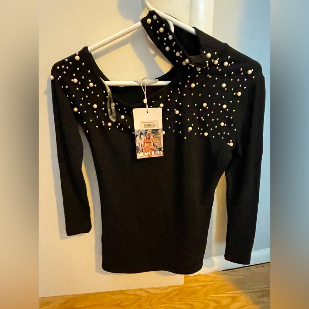 Milan kiss off the shoulder accent top M